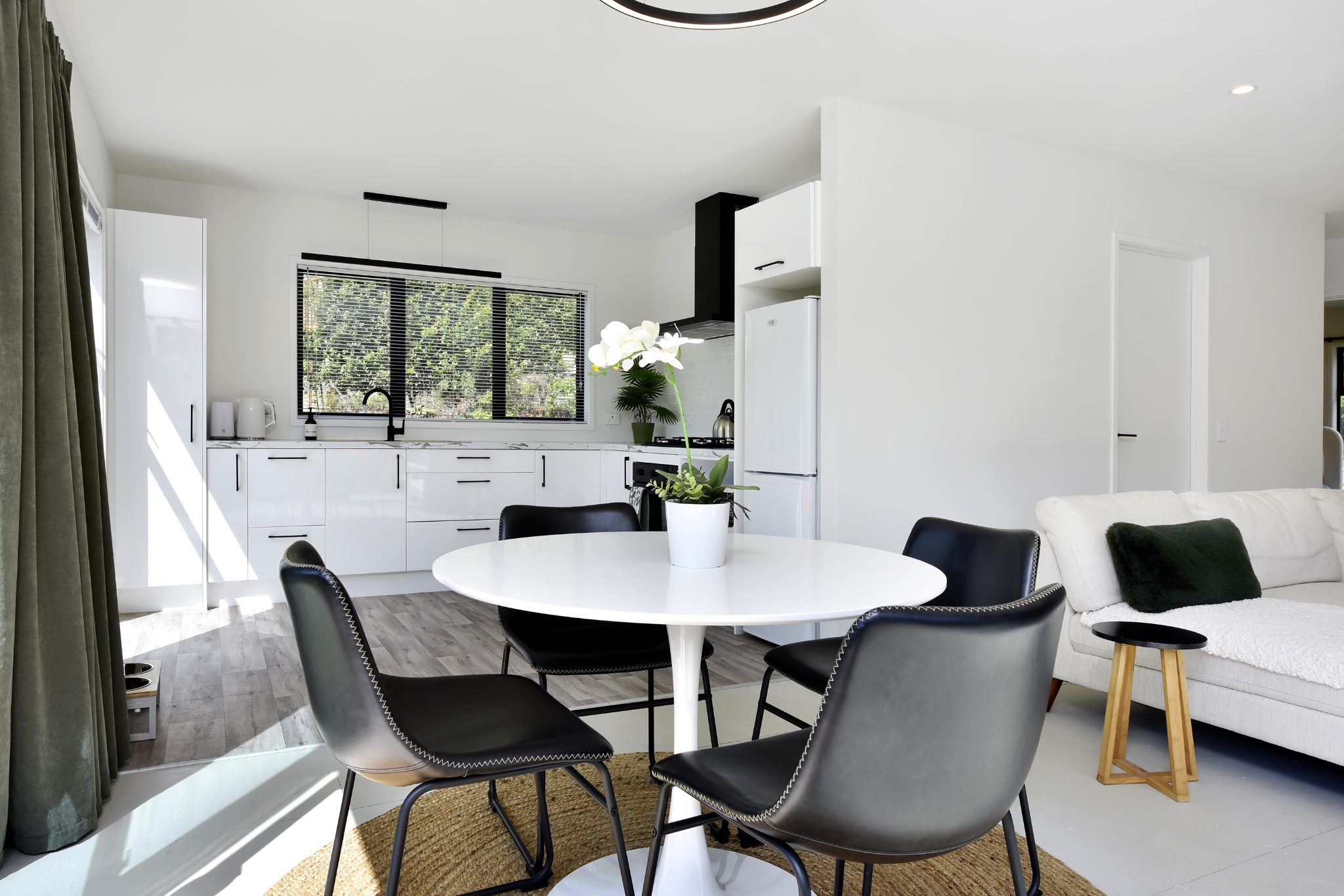 Carefully Designed Coastal Retreat in Penzance Bay — slide 33