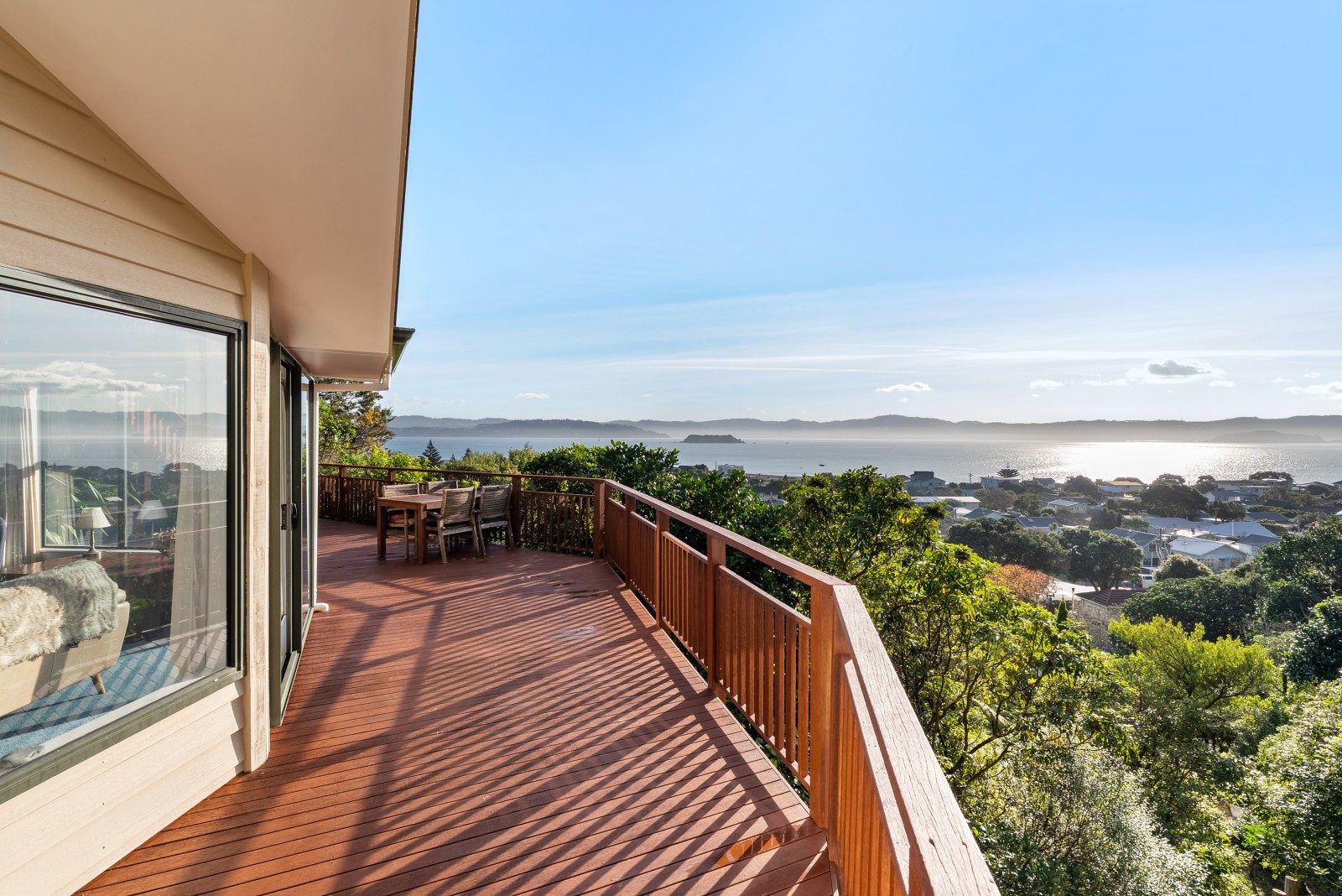 Exceptional Family Living, Endless Views, Privacy — slide 2