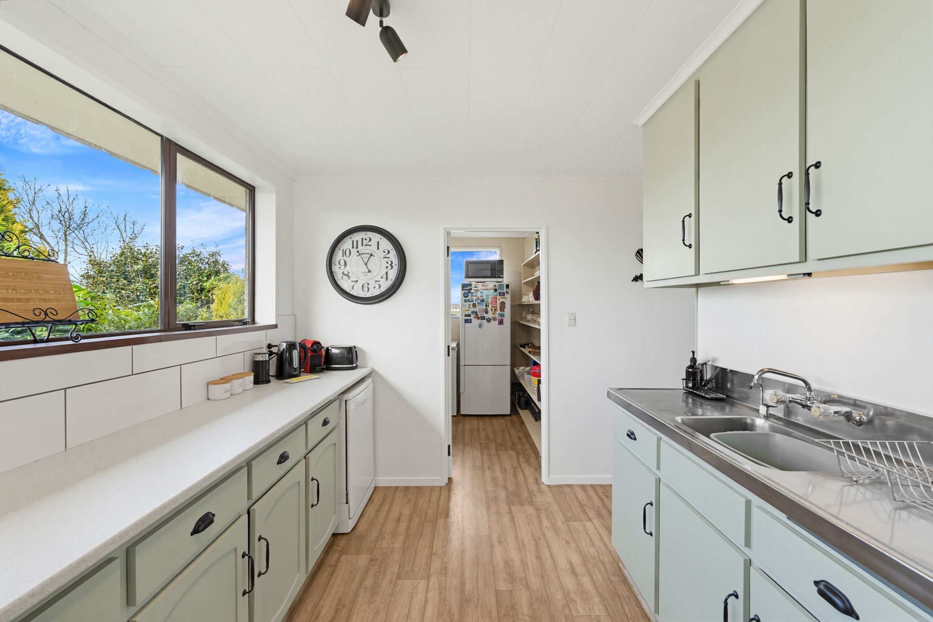 Spacious West Gore Living — slide 2