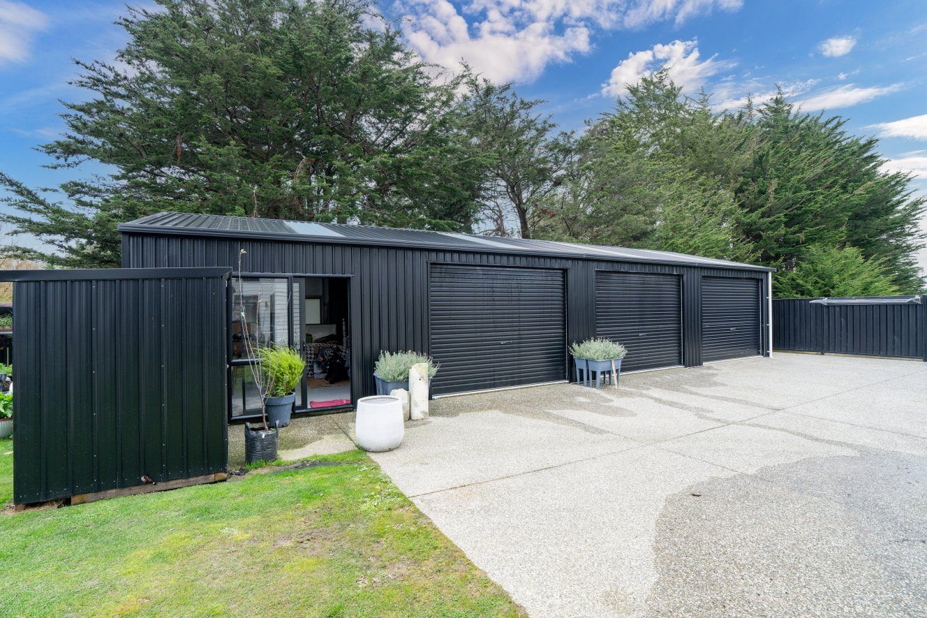 Executive Living With Exceptional Garaging. — slide 2