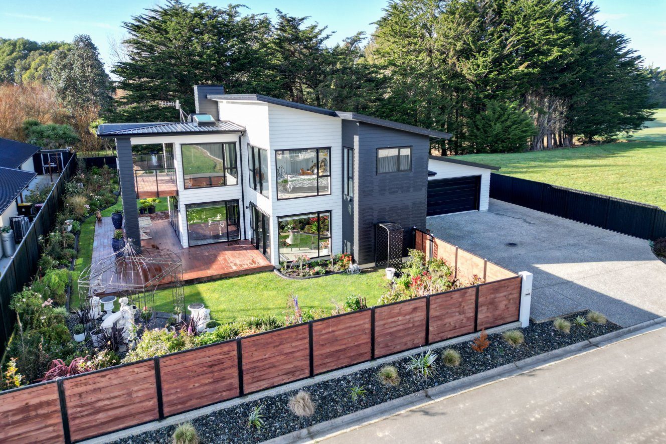 Executive Living With Exceptional Garaging. — slide 40
