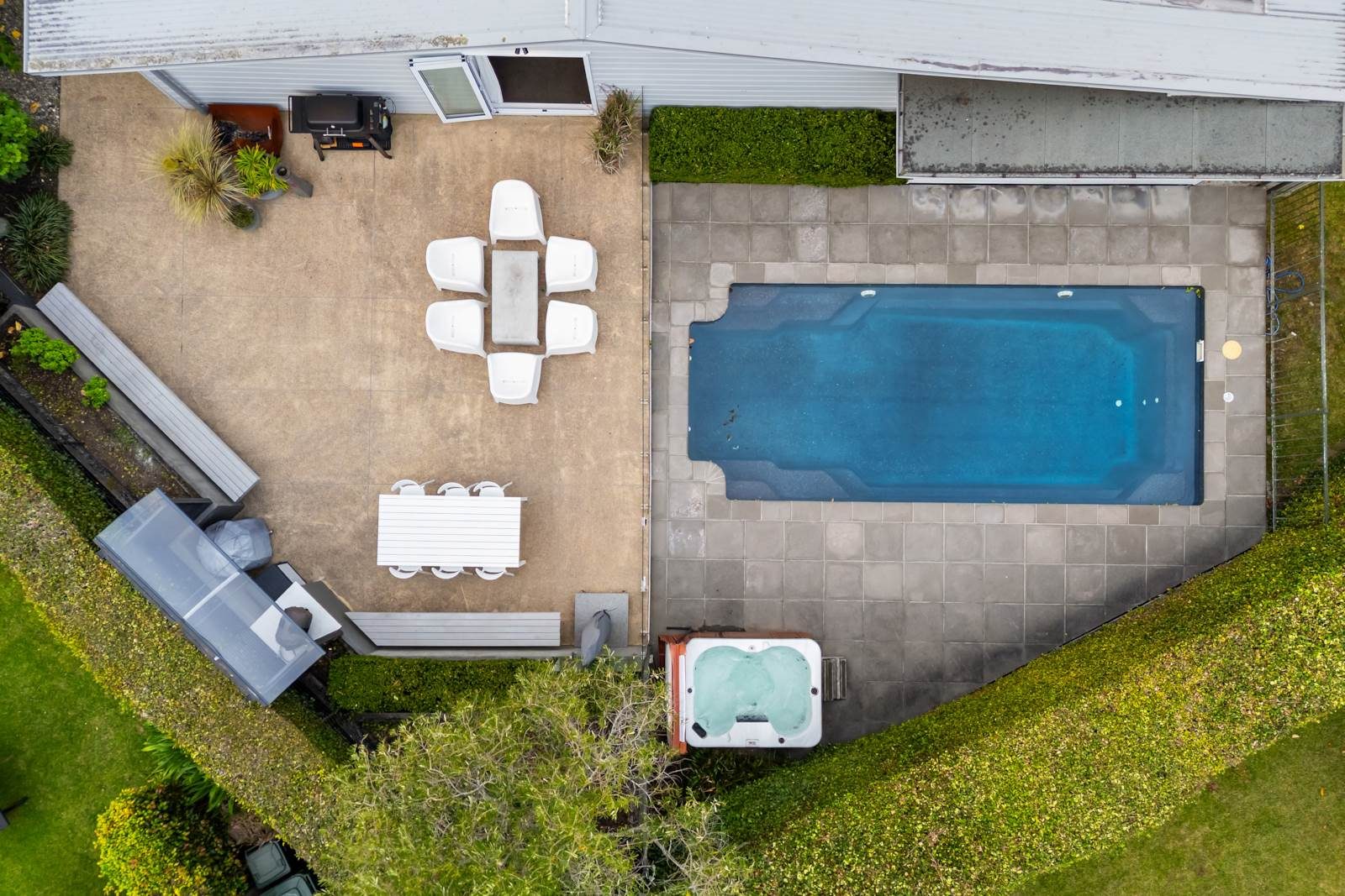 Groovy 60s Architecture with a Pool — slide 2