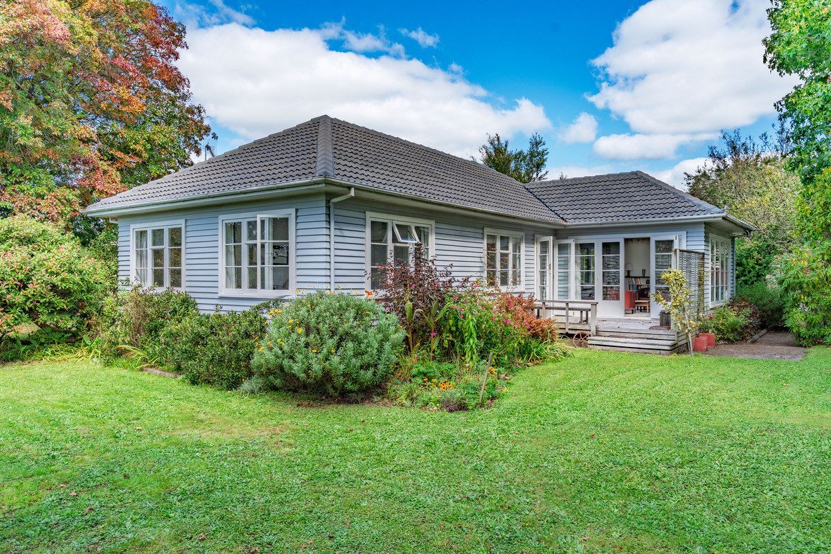Park-Like Living in the Heart of Carterton — slide 2