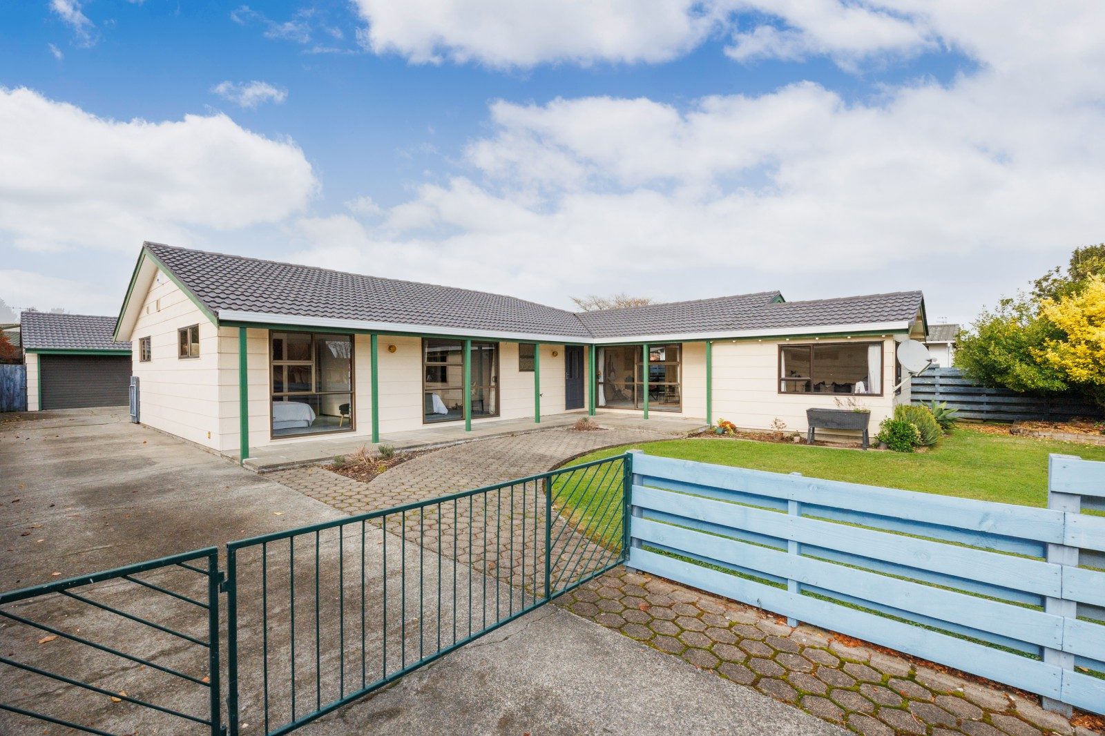 Welcome to this beautifully presented family home! — slide 1