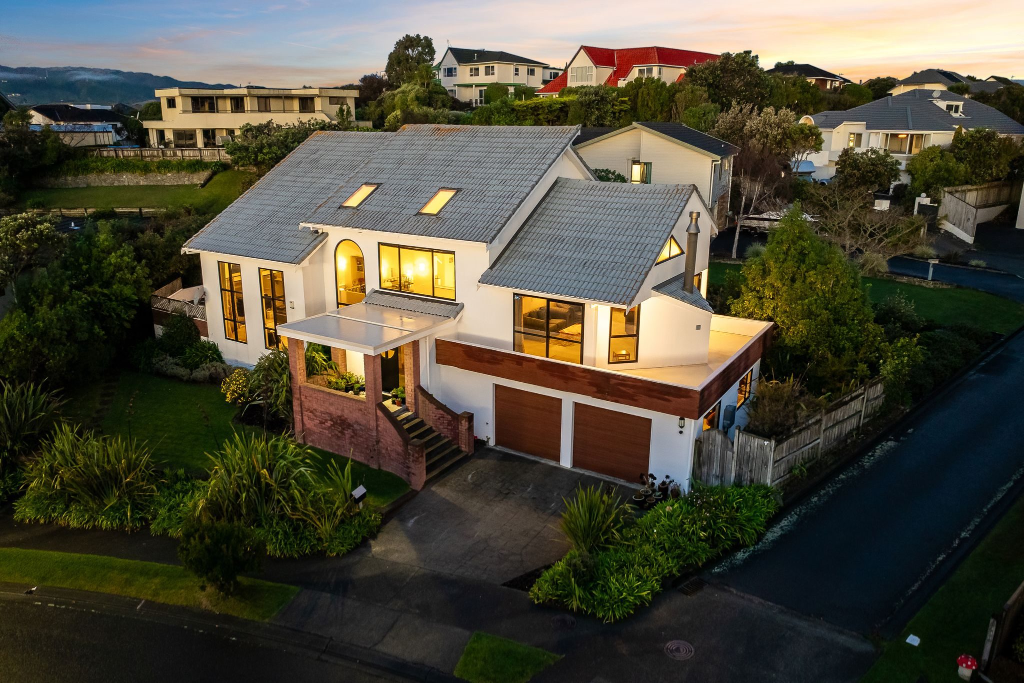 Big Home, Big Views, Serious Sellers — slide 2