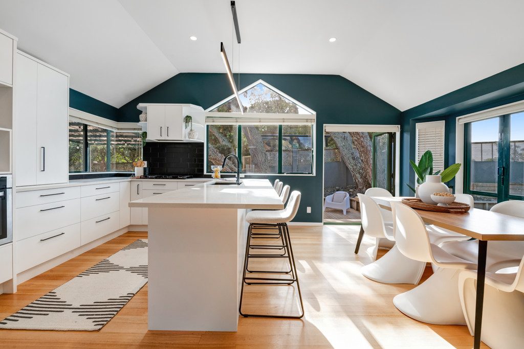 Beachside Lifestyle With Separate Living Options — slide 2