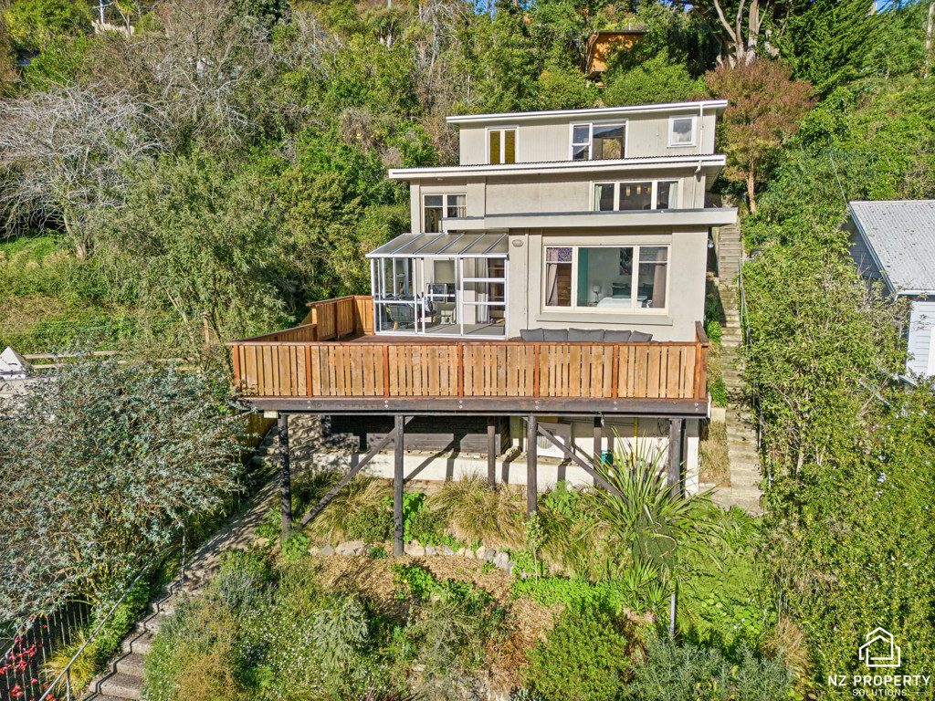 Sunny Flexible Family Living Above the Valley — slide 1