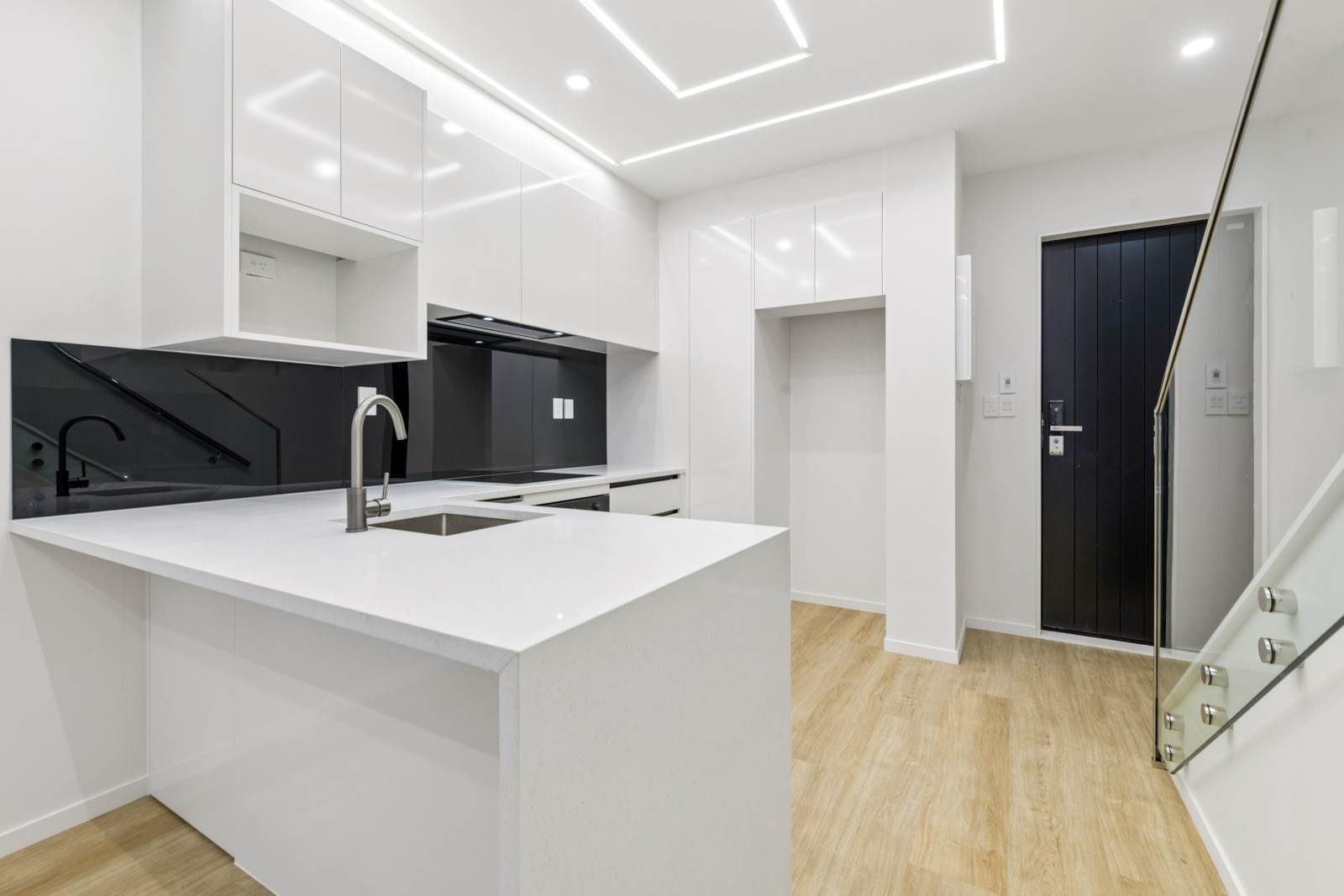 Modern 2-Bedroom Townhouse in a Prime Location. — slide 2