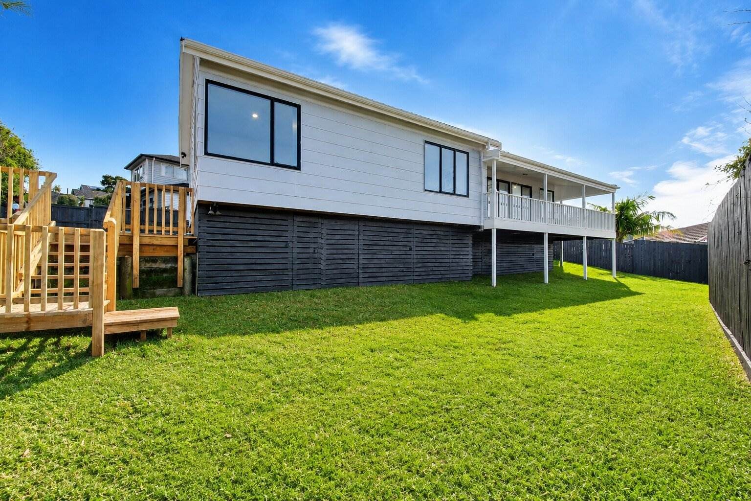Freehold, Renovated & Sunny Home — slide 19