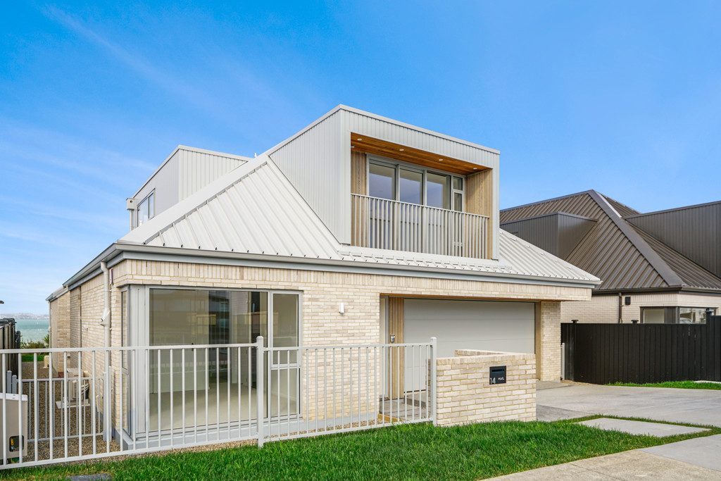 Luxurious Waterfront Living — slide 1