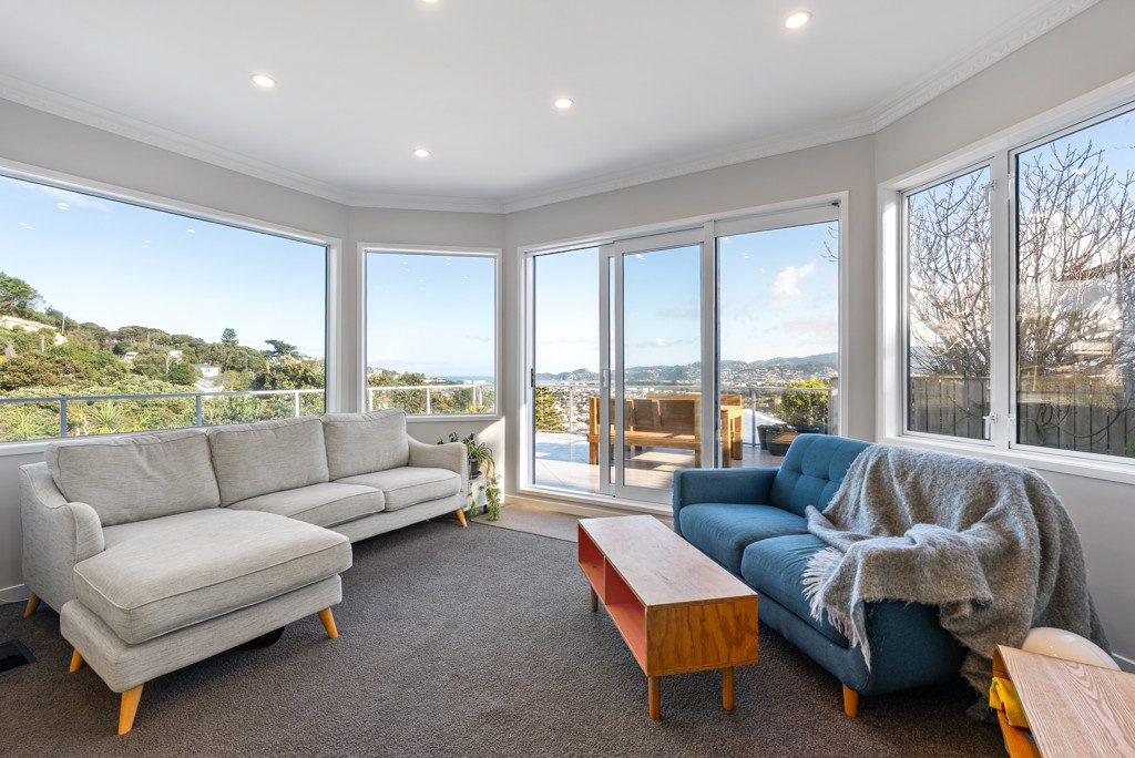 FAMILY LIVING WITH STUNNING VIEWS & SPACE — slide 2