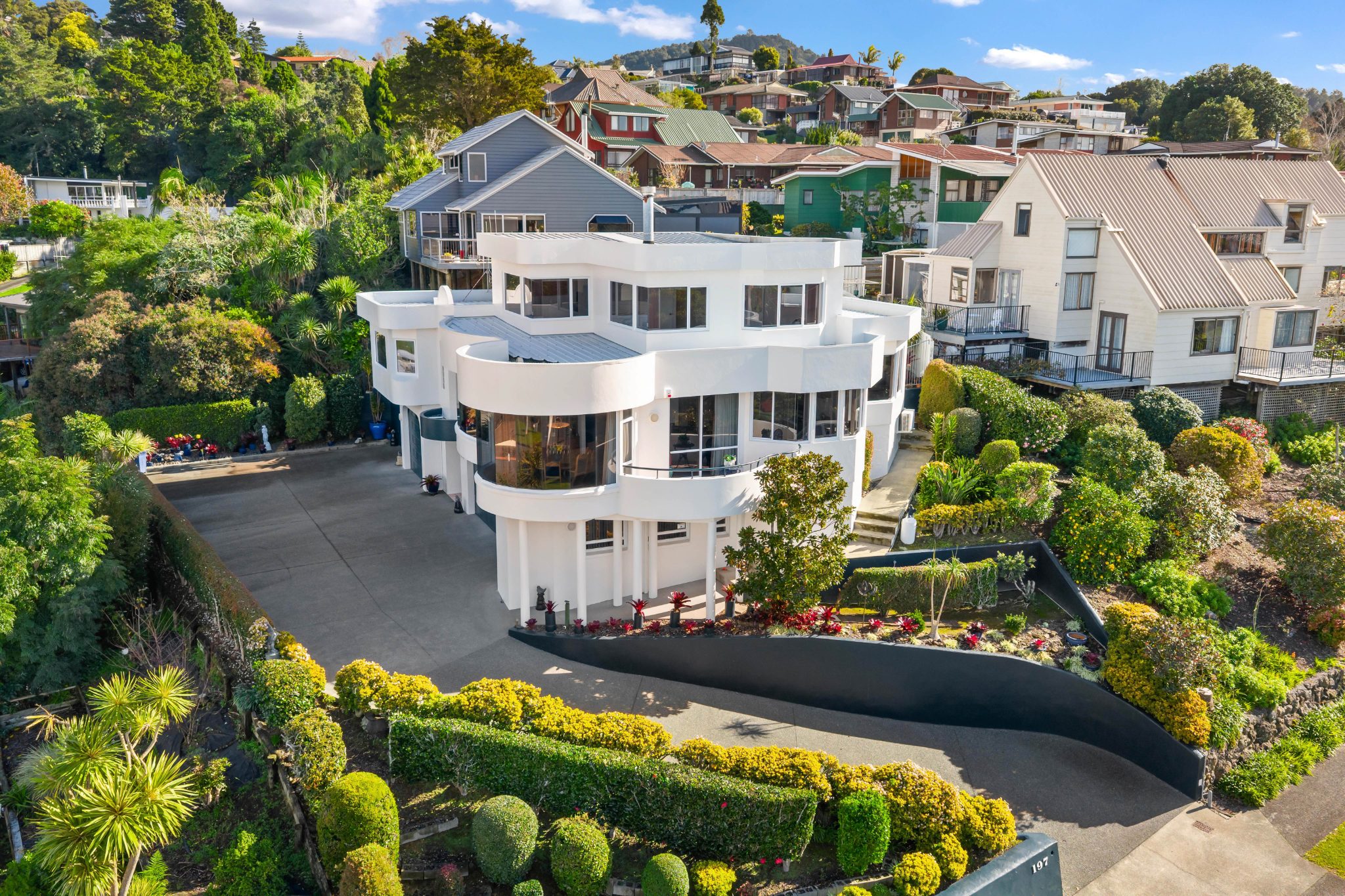 A Landmark Home with Views to Match — slide 1