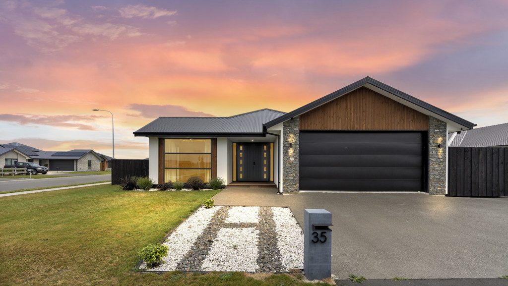 Must be Sold - Near New Home in Darfield — slide 2