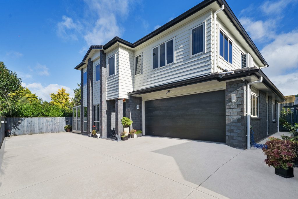 PRICE REDUCED FOR QUICK SALE OFFERS OVER $1.08M — slide 2
