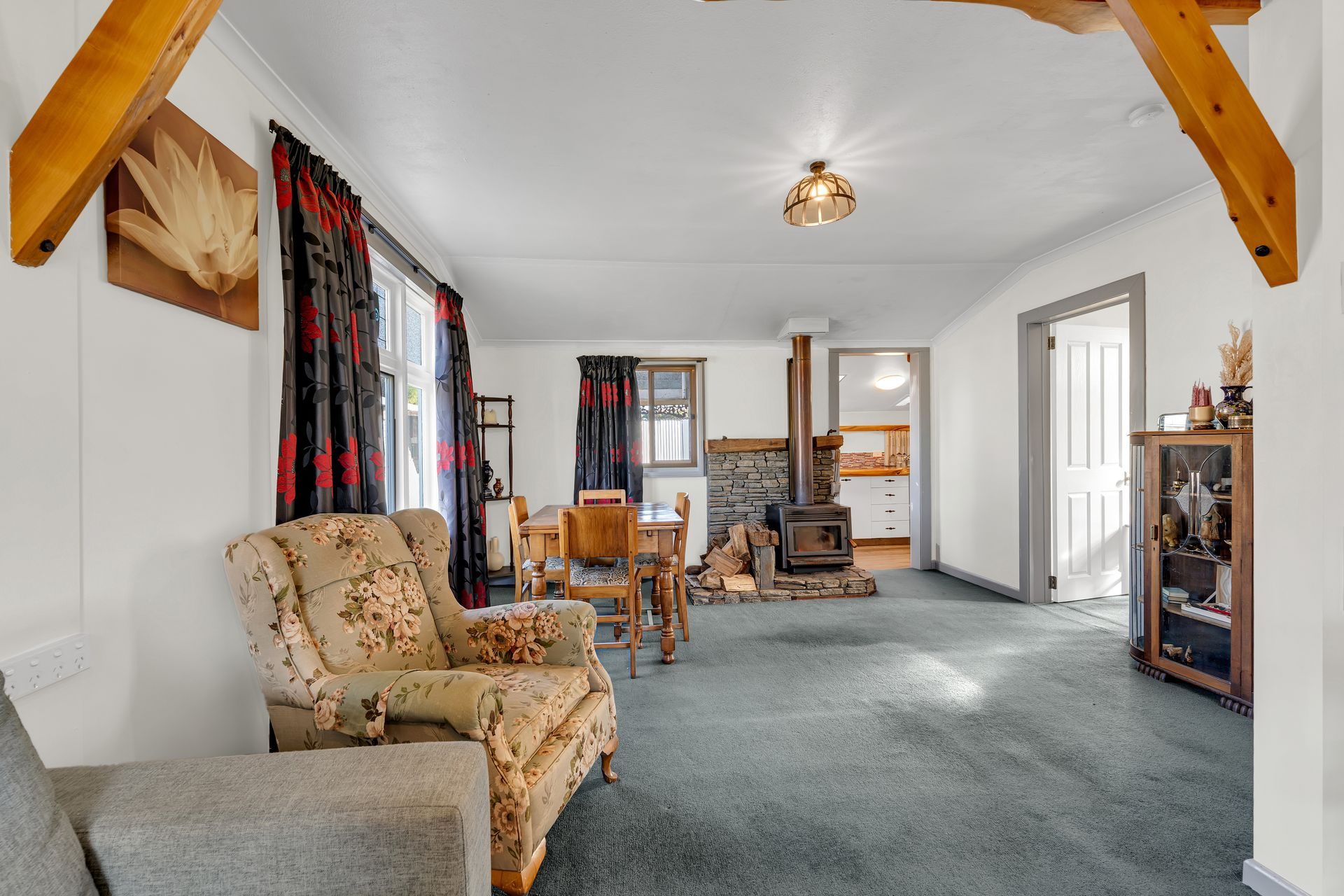 Charming Furnished Cottage on Spacious Section — slide 2