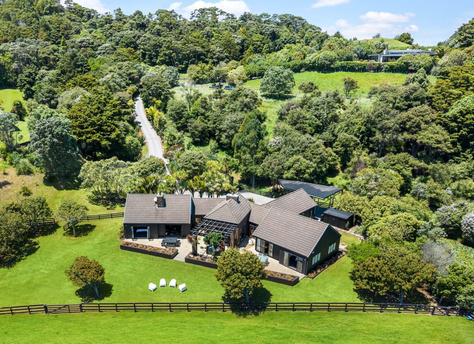 Exclusive and Private Estate with Presence — slide 26