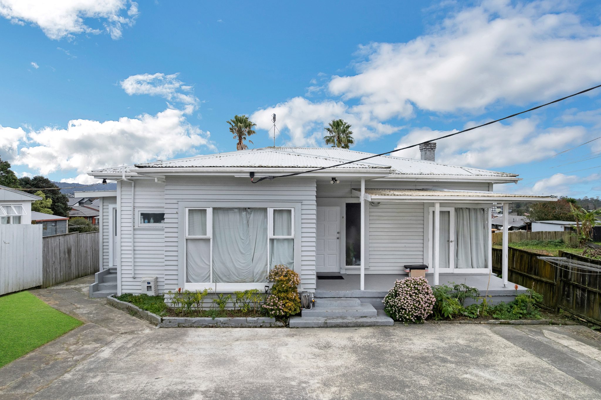 Spacious Family Home with Granny Flat in the H... — slide 1