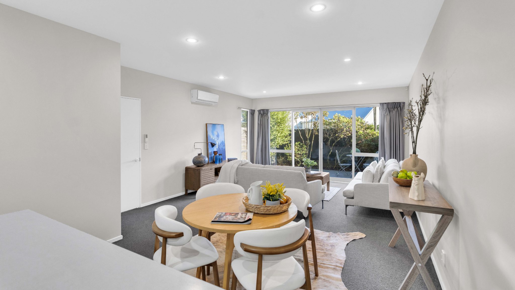 Modern 3-Bed Townhouse | Prime Addington Location — slide 2