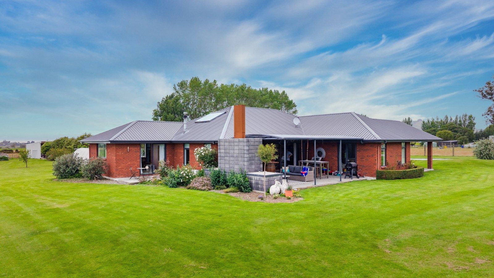 Exceptional lifestyle and garaging close to town — slide 1