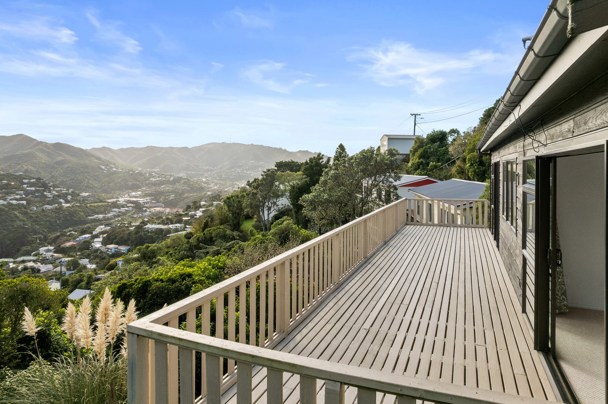 Sunny Wilton Gem with Bush Views — slide 2