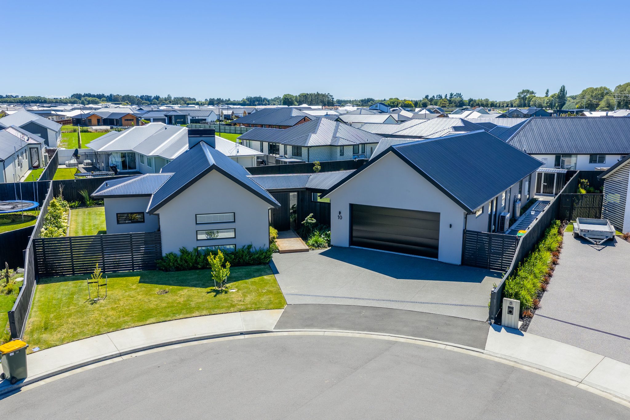 Spacious, Stylish & Must Be Sold - Don't Miss Out! — slide 2