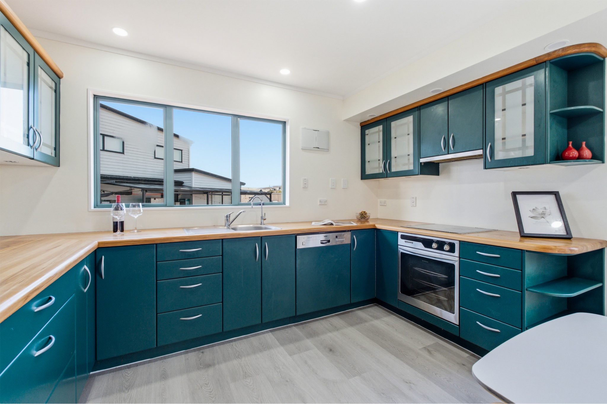 SPACE & POTENTIAL ON 1,315m2 FREEHOLD LAND — slide 2
