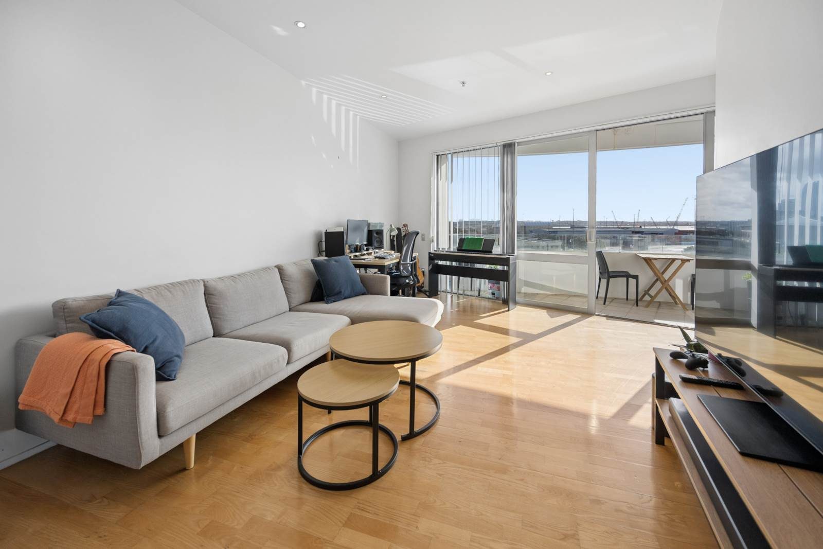 Contemporary 1-Bed with Five-Star Resort Appeal — slide 2
