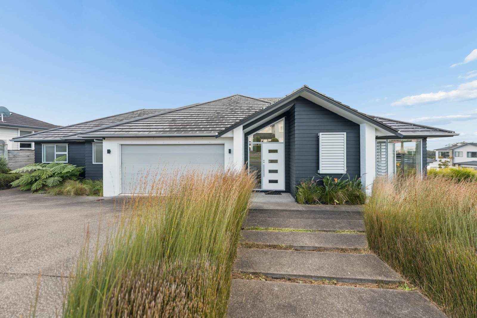 Luxury Living Starts Here – Former Show Home i... — slide 2