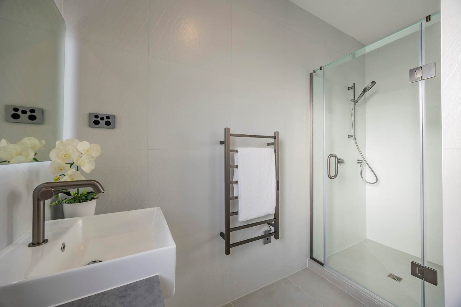Brand-New Family Luxury, Mount Albert Grammar Zone — slide 23