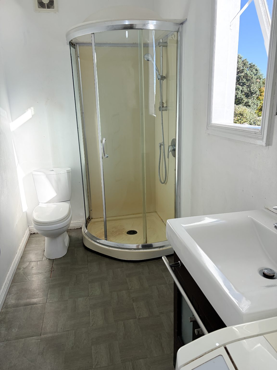 Spacious Family Home with Granny Flat in the H... — slide 37