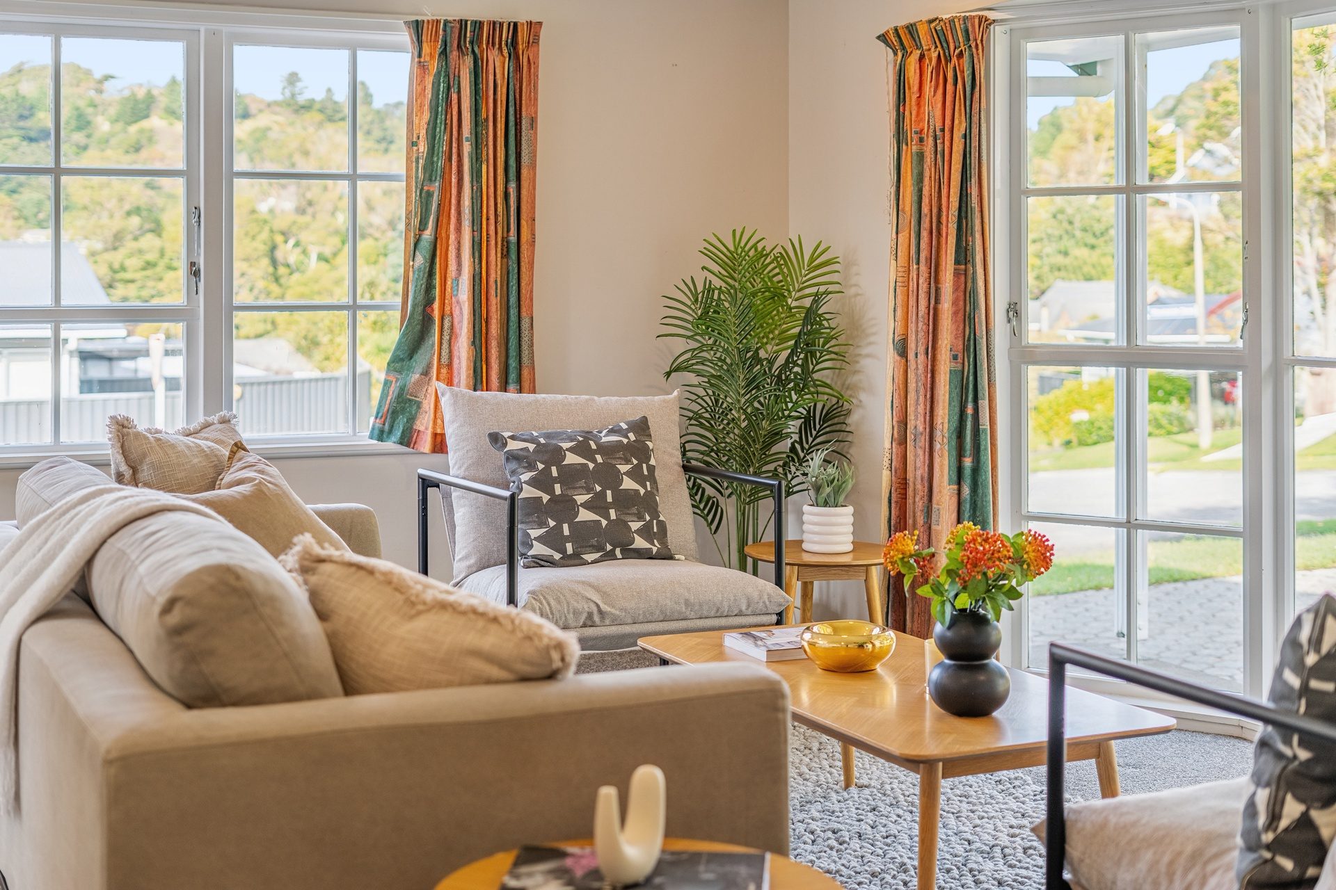 CHARMING SINGLE LEVEL HOME. MAKE YOUR MOVE! — slide 2