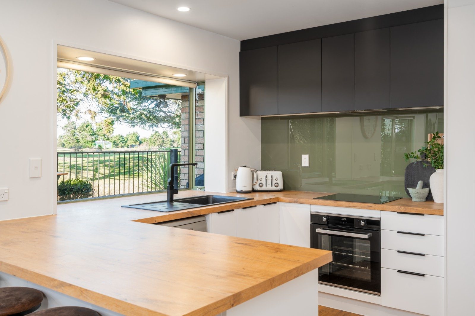 Elegant golf course family living — slide 2