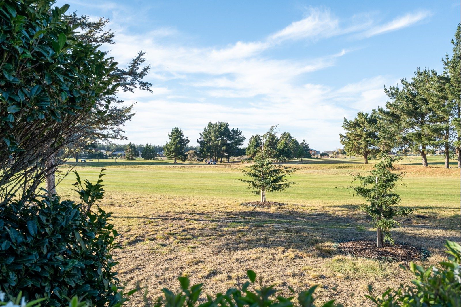 Elegant golf course family living — slide 50