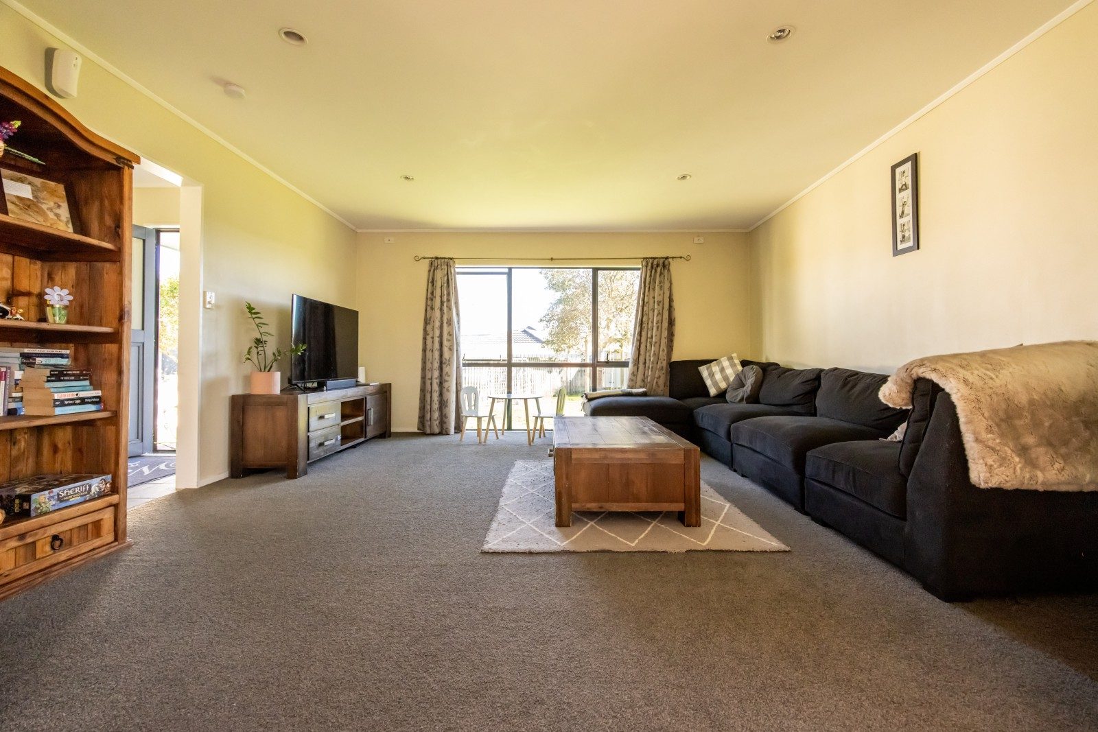Family living on 922m2 in prestigious Kelvin Grove — slide 2