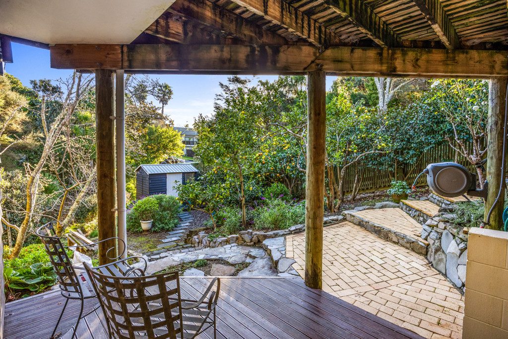 CLASSY, GORGEOUS FAMILY LIVING IN TITIRANGI! — slide 2