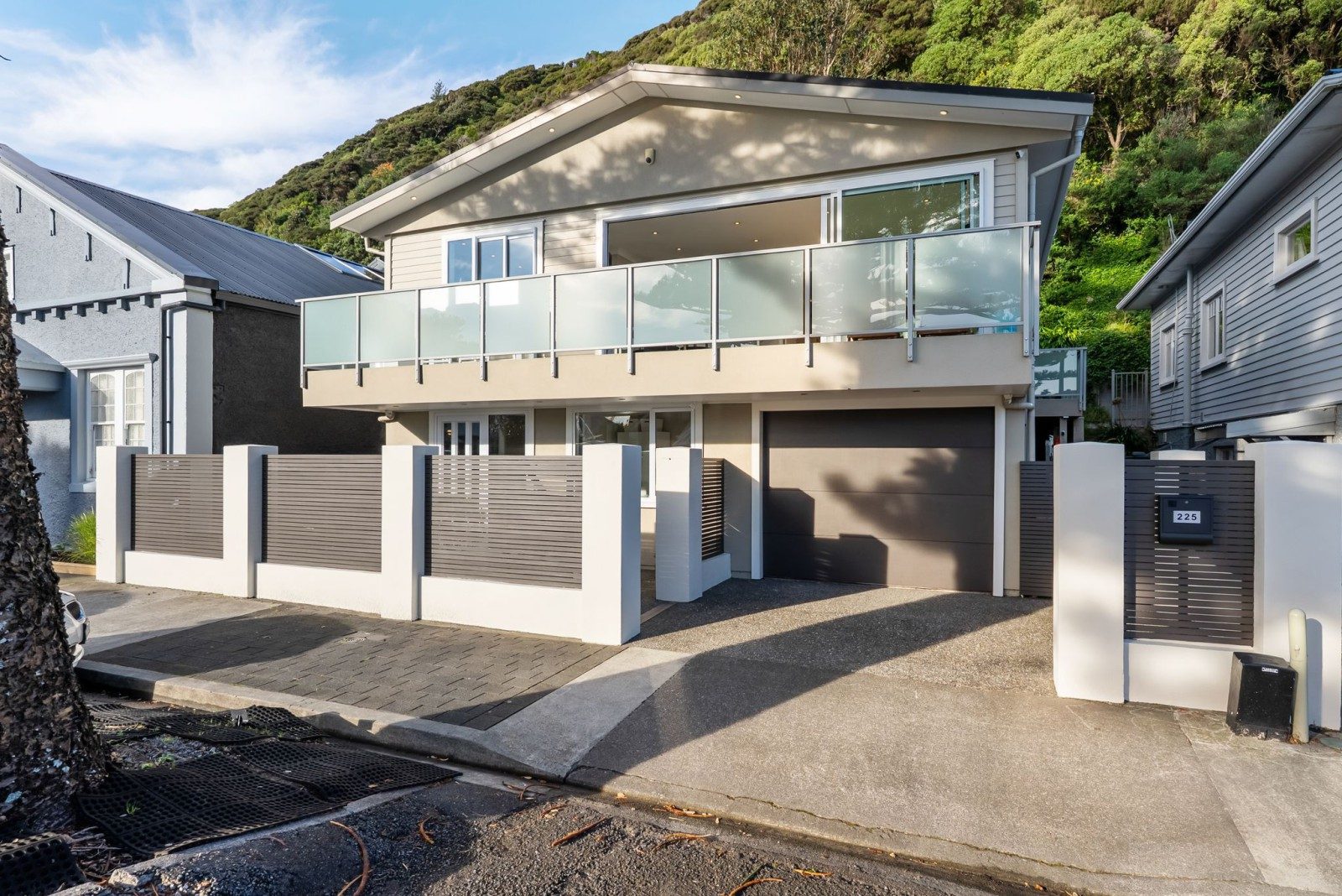 Modern Home, Coastal Lifestyle, Easy Living — slide 2