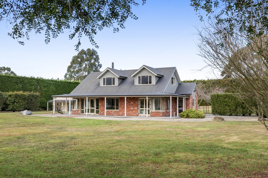 Complete Lifestyle Package - Barn, Sheds & 4.15ha — slide 2