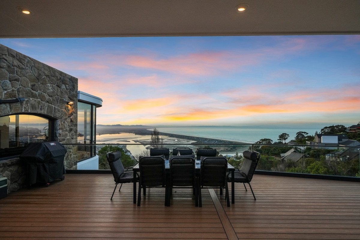 A Home of Scale, Light, with an Unrivalled Outlook — slide 2