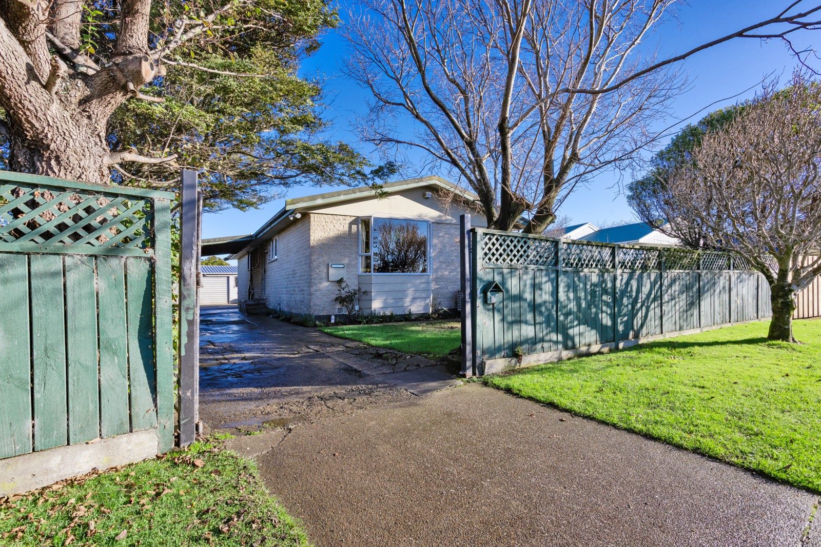 Four bedrooms, big garaging — slide 2
