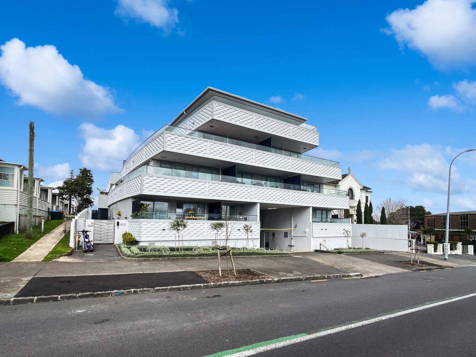 Renovated living in a prime city-fringe location — slide 9