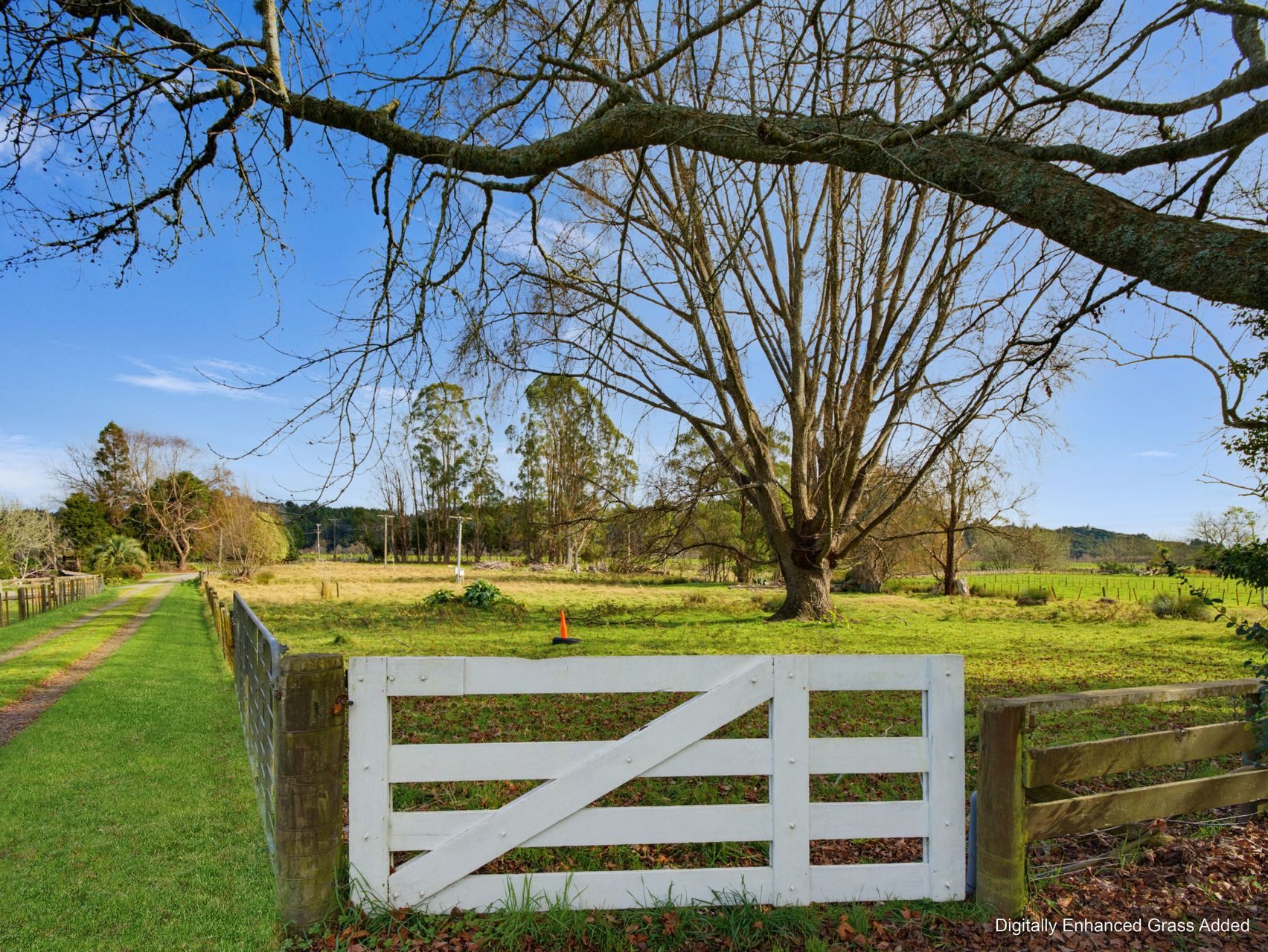Lifestyle Living, Just Minutes from Town! — slide 2