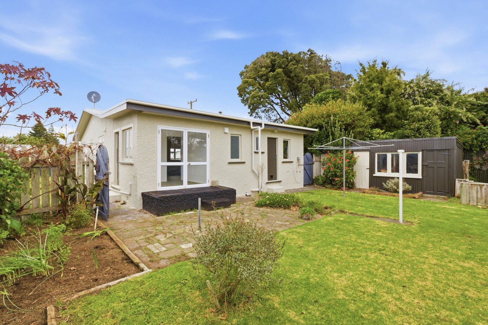 Beachside bliss – renovated and ready to go! — slide 2