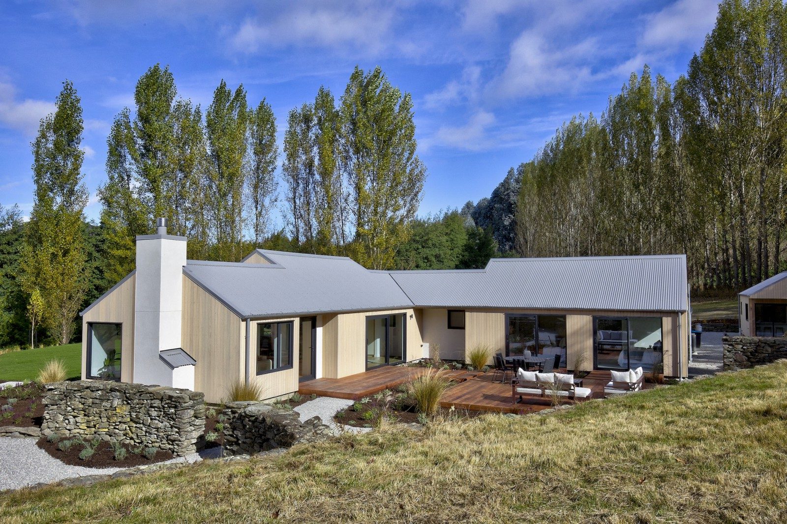 Luxury living, perfectly positioned — slide 2