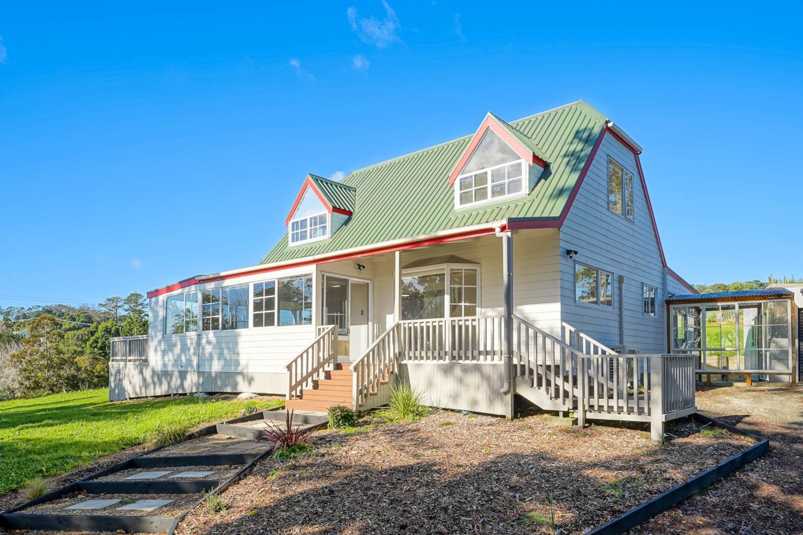 Two homes, one hectare in Stillwater — slide 2