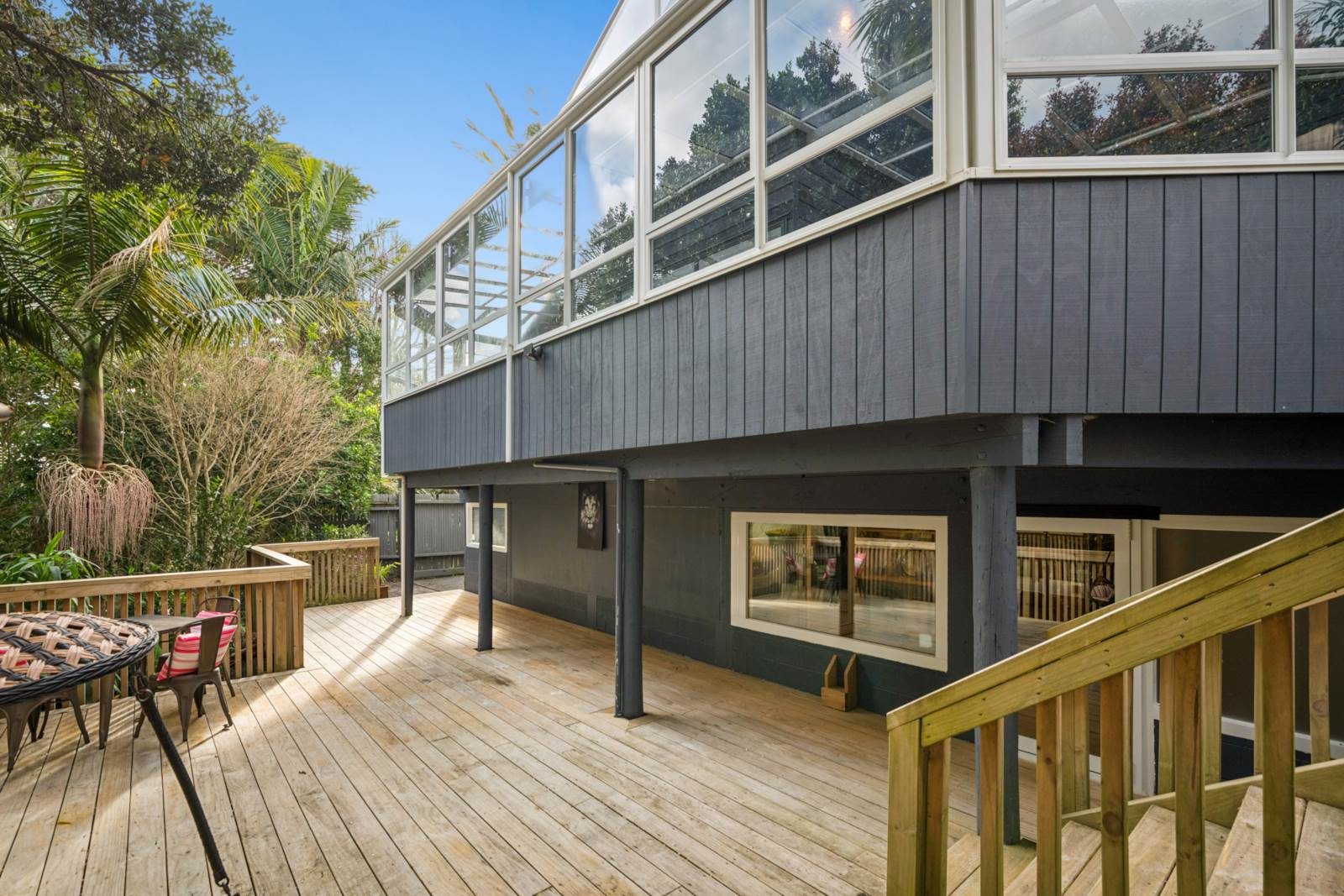Shelly Park Retreat: Modern, Renovated, Effortless — slide 2
