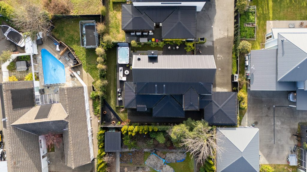 Family Retreat On Garden Road — slide 26