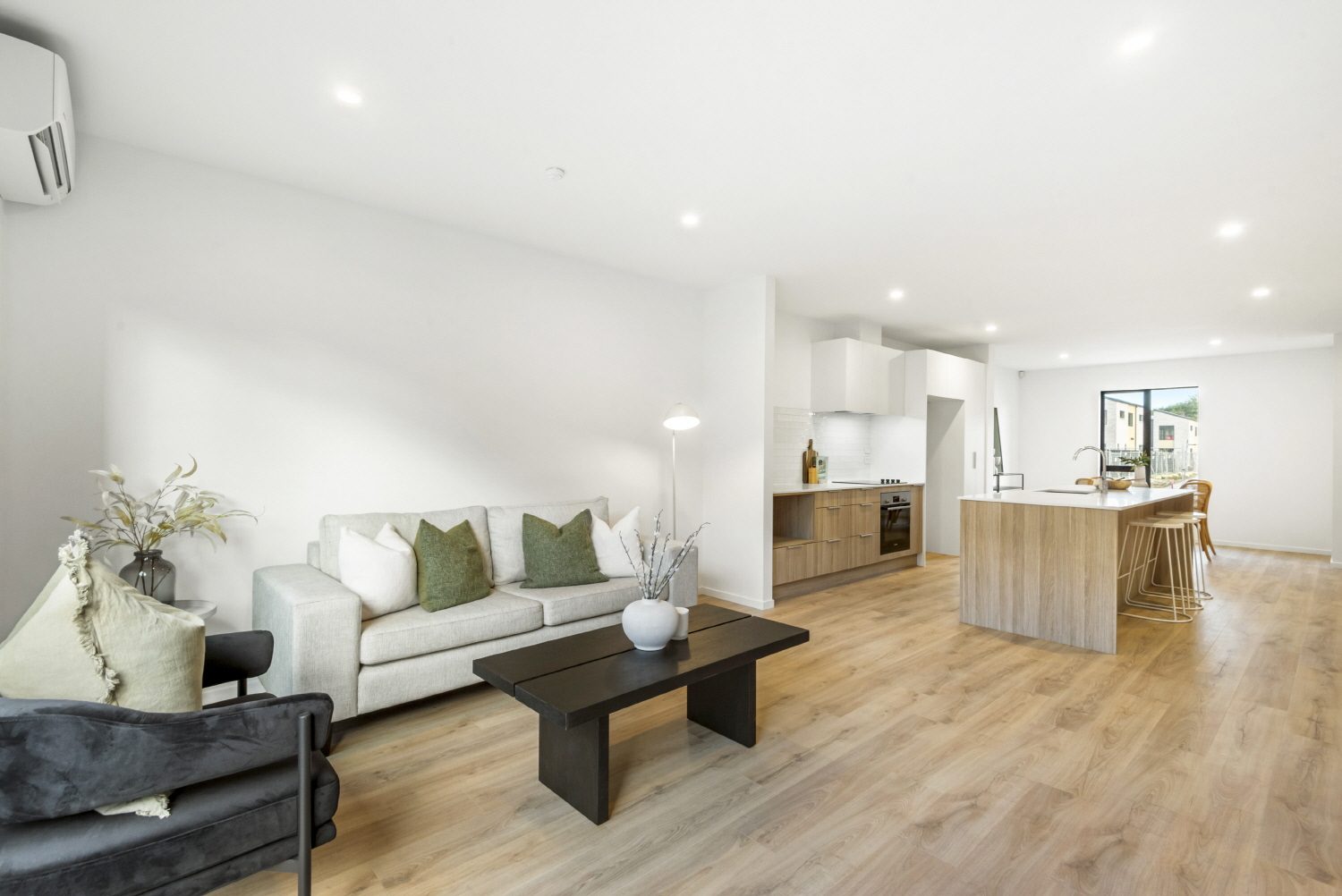 Entertainers Home with Stunning Open Plan — slide 1