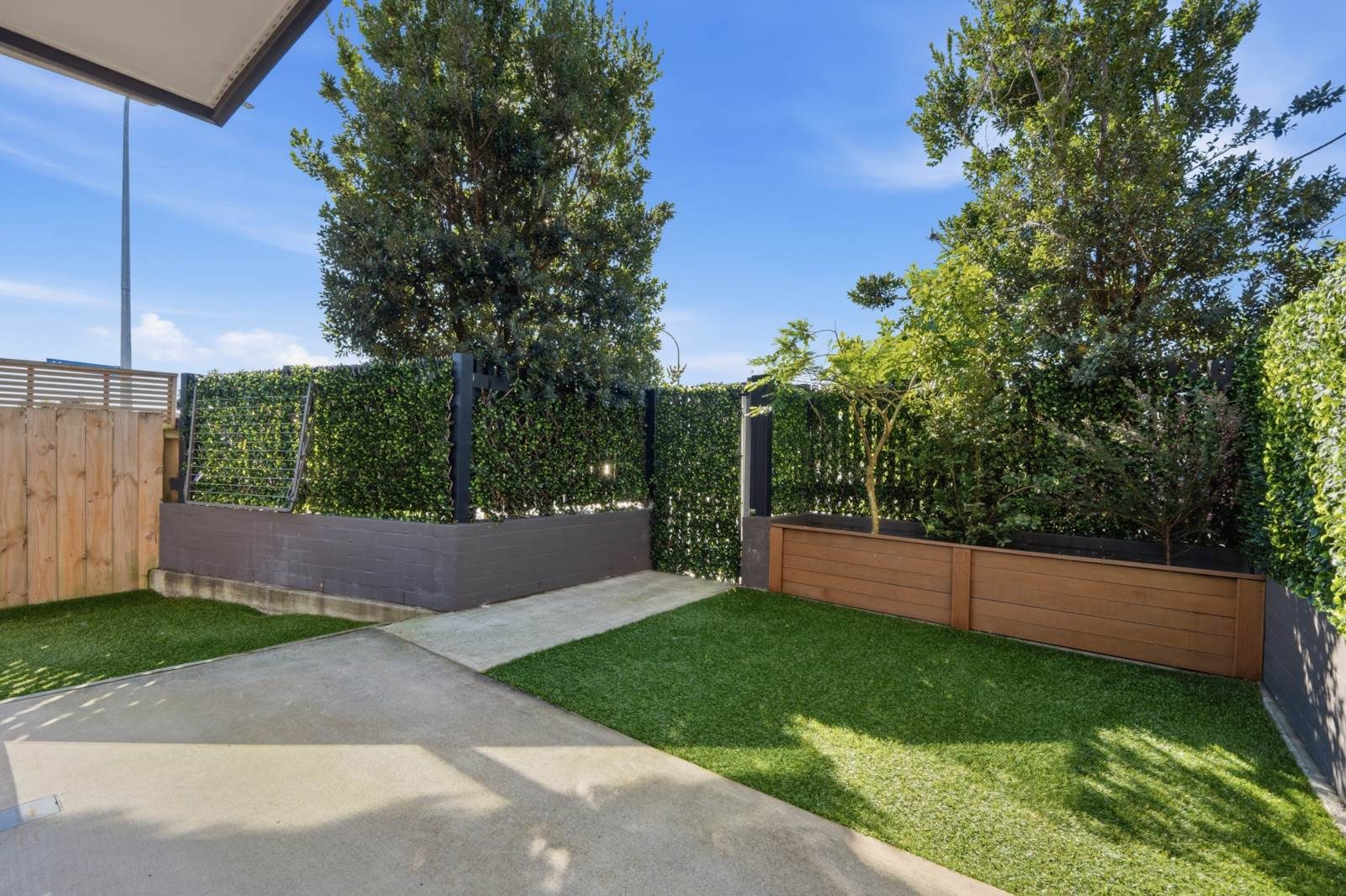 Large Corner Site | Master Build Guarantee — slide 2