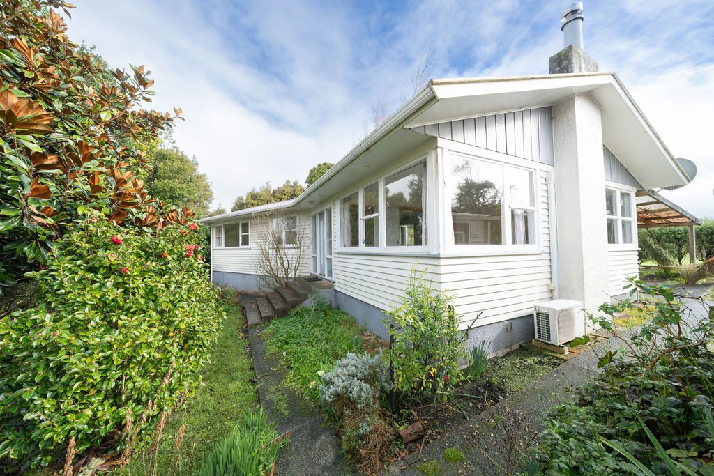 Classic Weatherboard Home - Renovator's Delight — slide 1