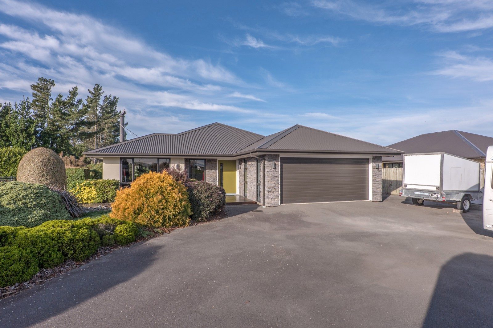 Exceptional family living neighbouring a reserve — slide 1
